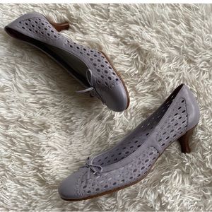 New women’s slip on vintage kitten heels bow leather shoes, size 9